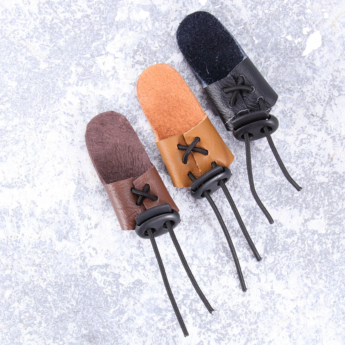 อุปกรณ์ป้องกันนิ้วสำหรับยิงธนู 3 ชิ้น ดีไซน์แบบนิ้วเดียว เชือกปรับได้ ทนทาน ใช้งานได้จริง อุปกรณ์ล่าสัตว์ สีดำ สีน้ำตาลกาแฟ