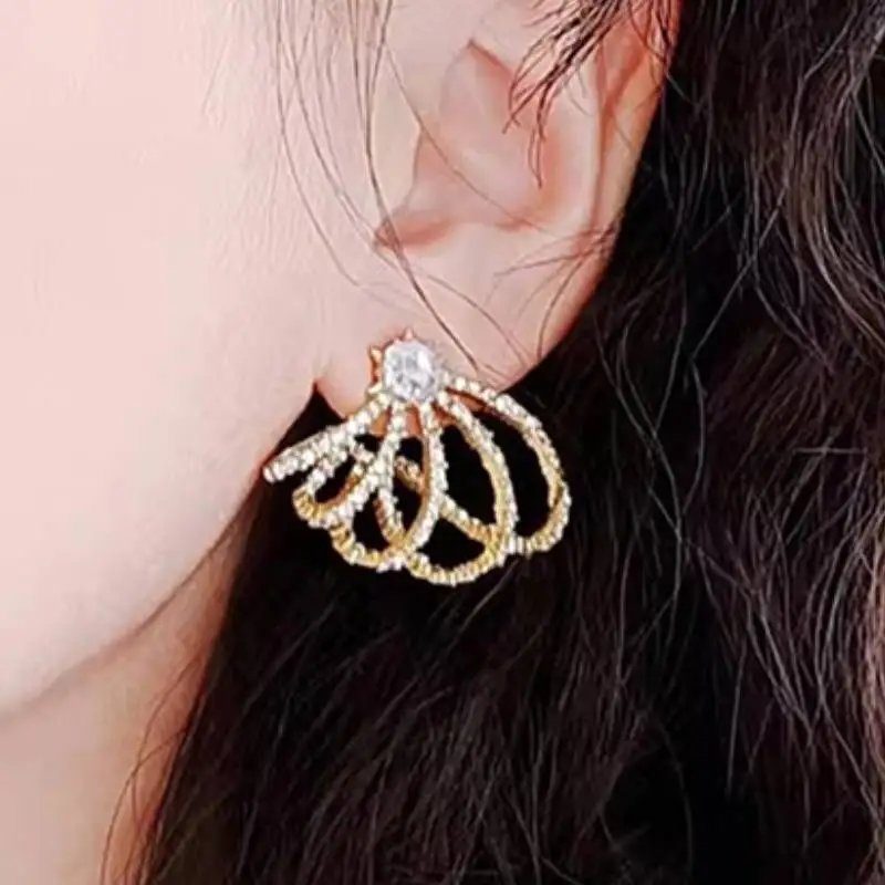 Huitan Ästhetische Ohrstecker mit hohlem Krallen-Design für Damen, goldfarben, für Hochzeit, Verlobung, luxuriöses Accessoire, Schmuck mit CZ