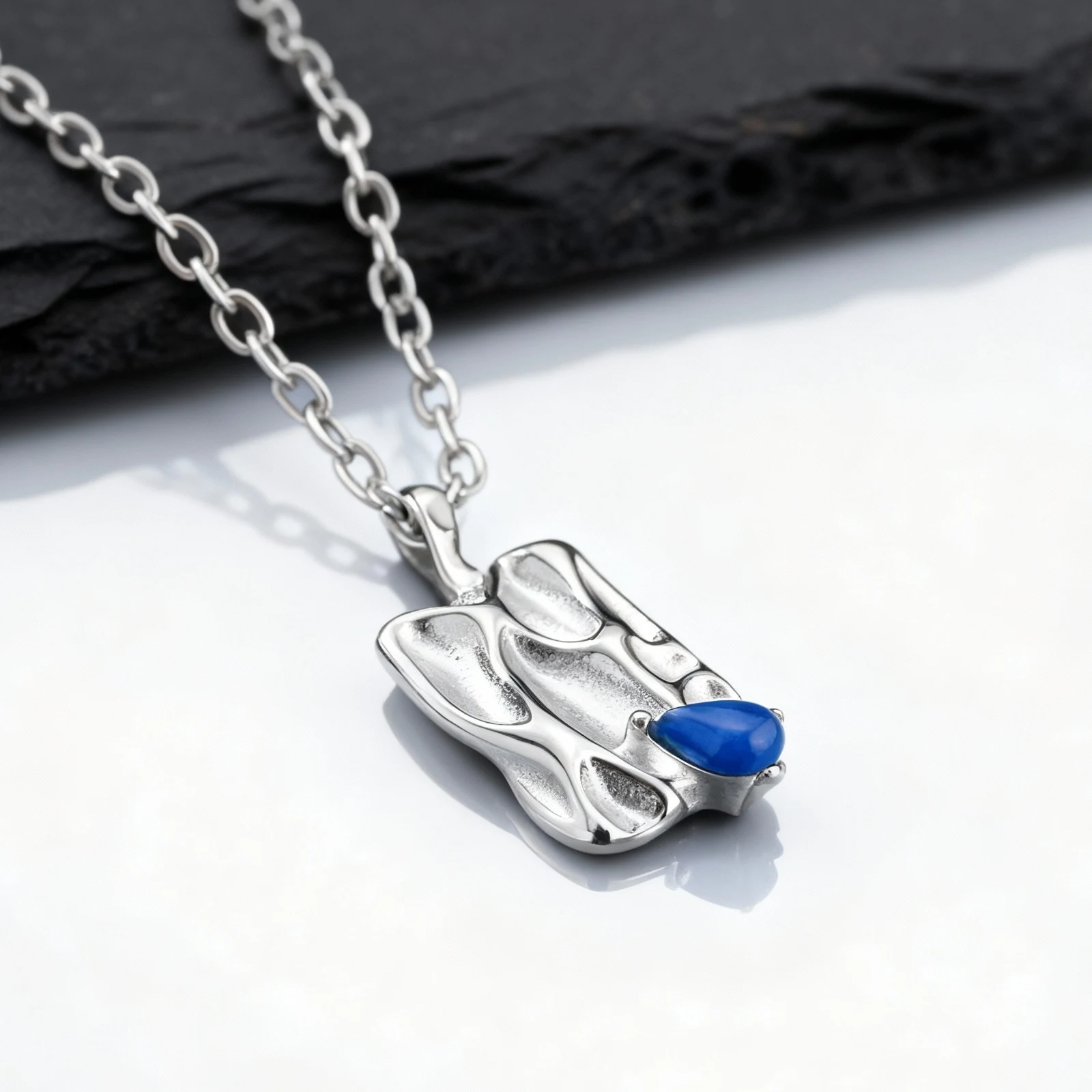 Trendige Blaue Stein-Halskette für Männer, Edelstahl Unregelmäßiger Gefalteter Quadratischer Anhänger, Hip-Hop-Schmuck Geschenk – Detail 5