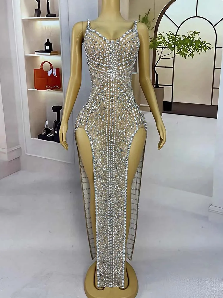 Wysokiej jakości sukienka z seksownymi ramiączkami, dekoltem w serek i rozcięciem, wykonana metodą hot stampingu, nowa kolekcja 2025, modna odzież damska na zamówienie.