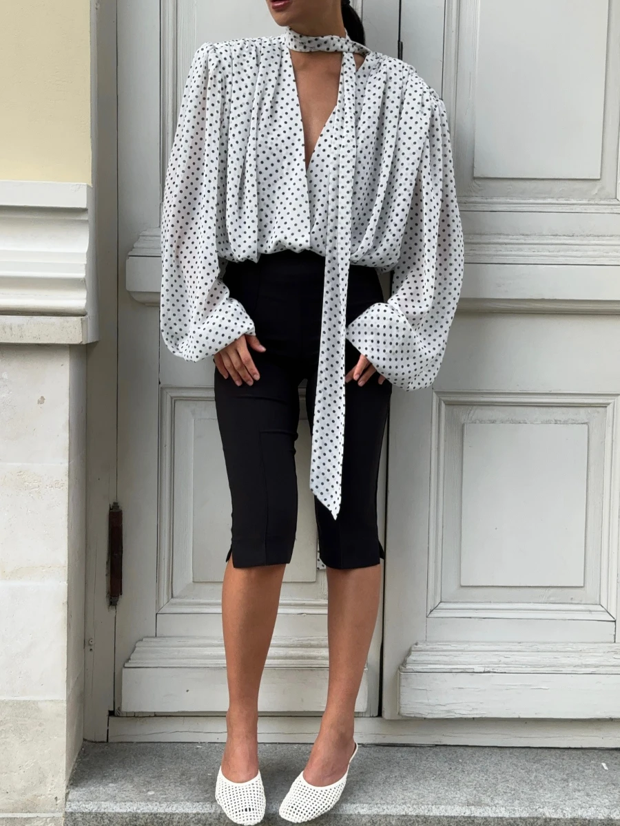 TWOTWINSTYLE, camisa holgada informal francesa de lunares para mujer, blusa de oficina con temperamento de manga larga y cuello en V, estilo de moda femenina nuevo
