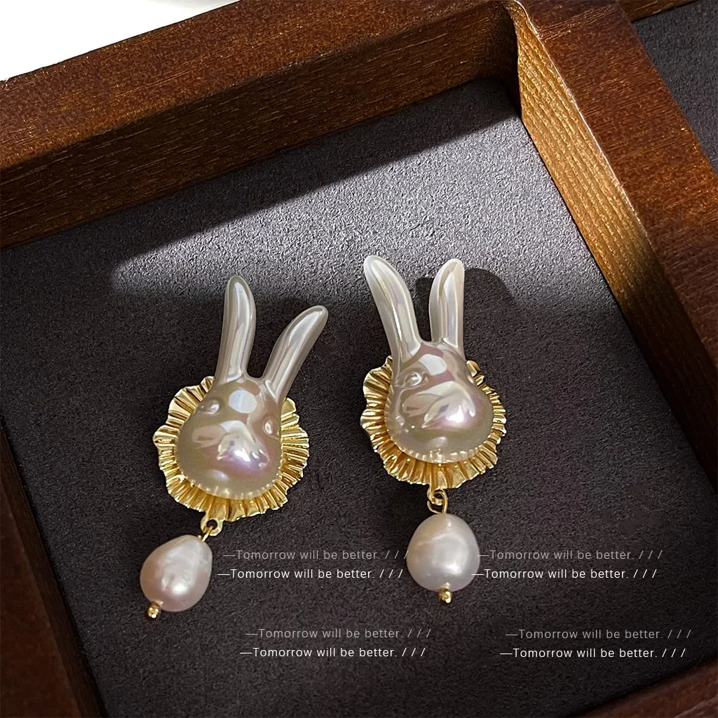 Kişiselleştirilmiş eğlenceli renkli tavşan küpe kadın zarif taklit doğal inci küpeler yeni Trendy ve High End kulak aksesuarla