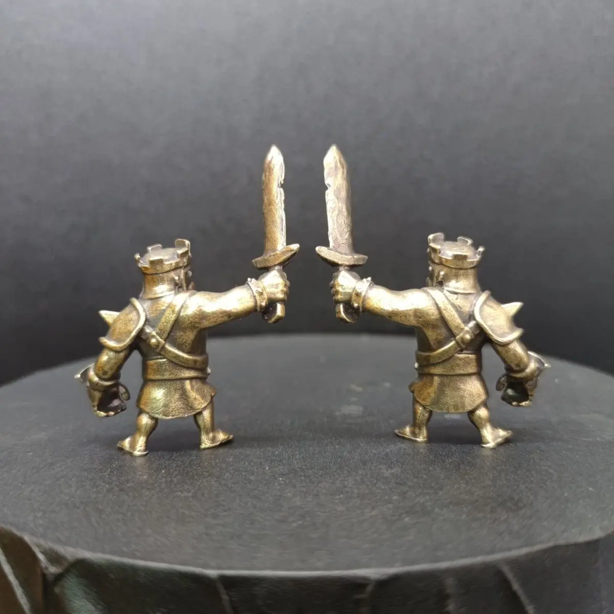 Figurka Wojownika z Mosiądzu - Antycznie Wykończone Rzeźby Postaci z Gier, Kolekcjonerska Miniatura do Ekspozycji na Biurko i Półce