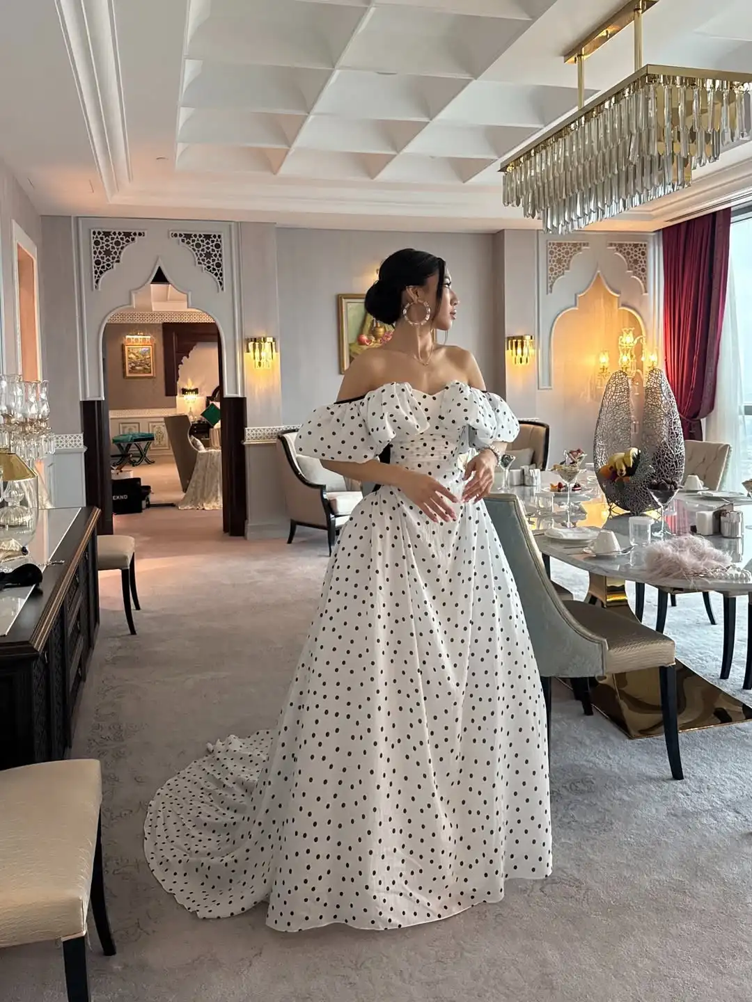 

Вечернее платье в горошек белого и черного цвета с открытыми плечами, пышными рукавами и шлейфом А-силуэта для выпускного вечера/праздника (Ramadan Custom)