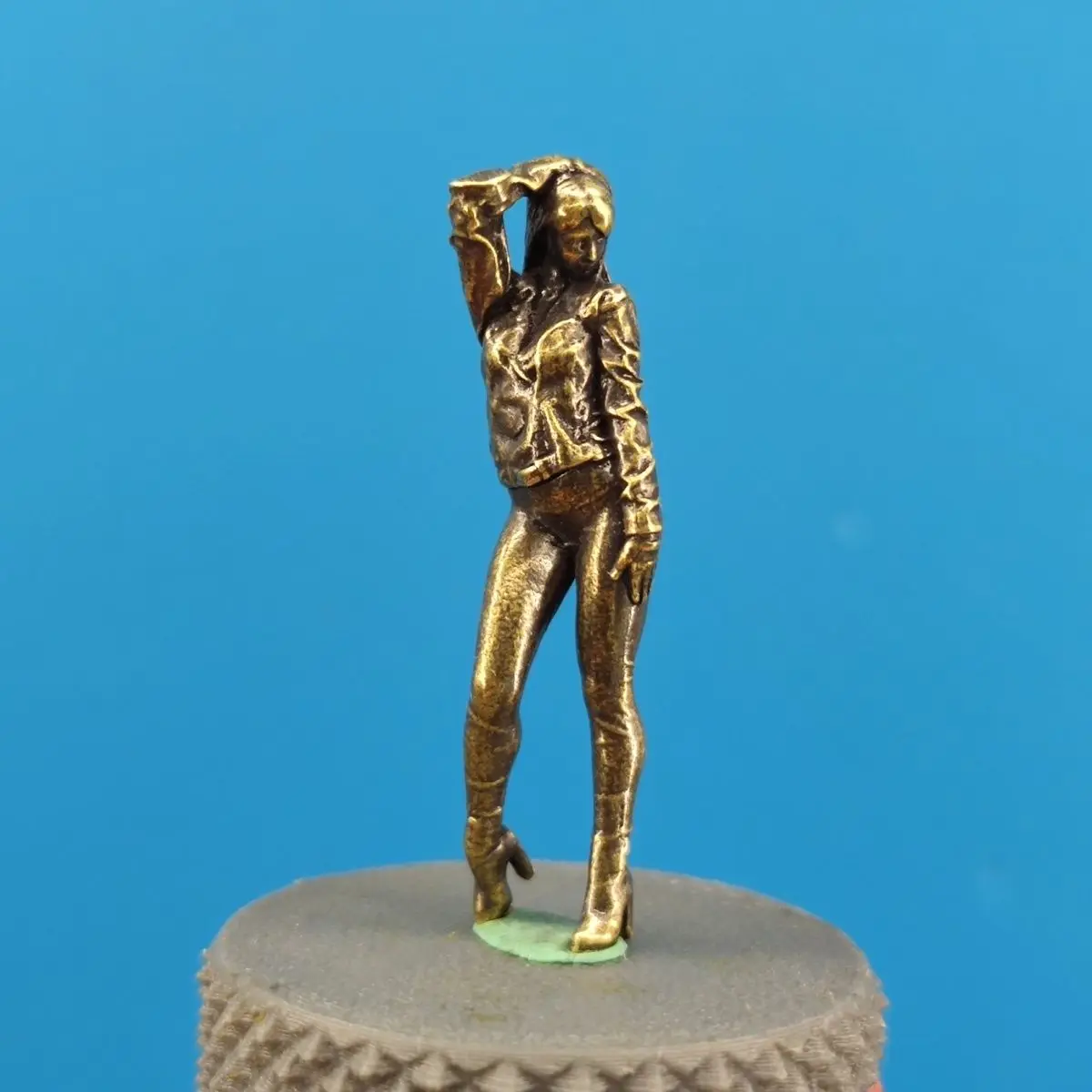 Brass Modern Beauty Fashion Shopping Sexy Jeans Beautiful Young Lady Doll Model Handheld Miniature Sandbox Figure