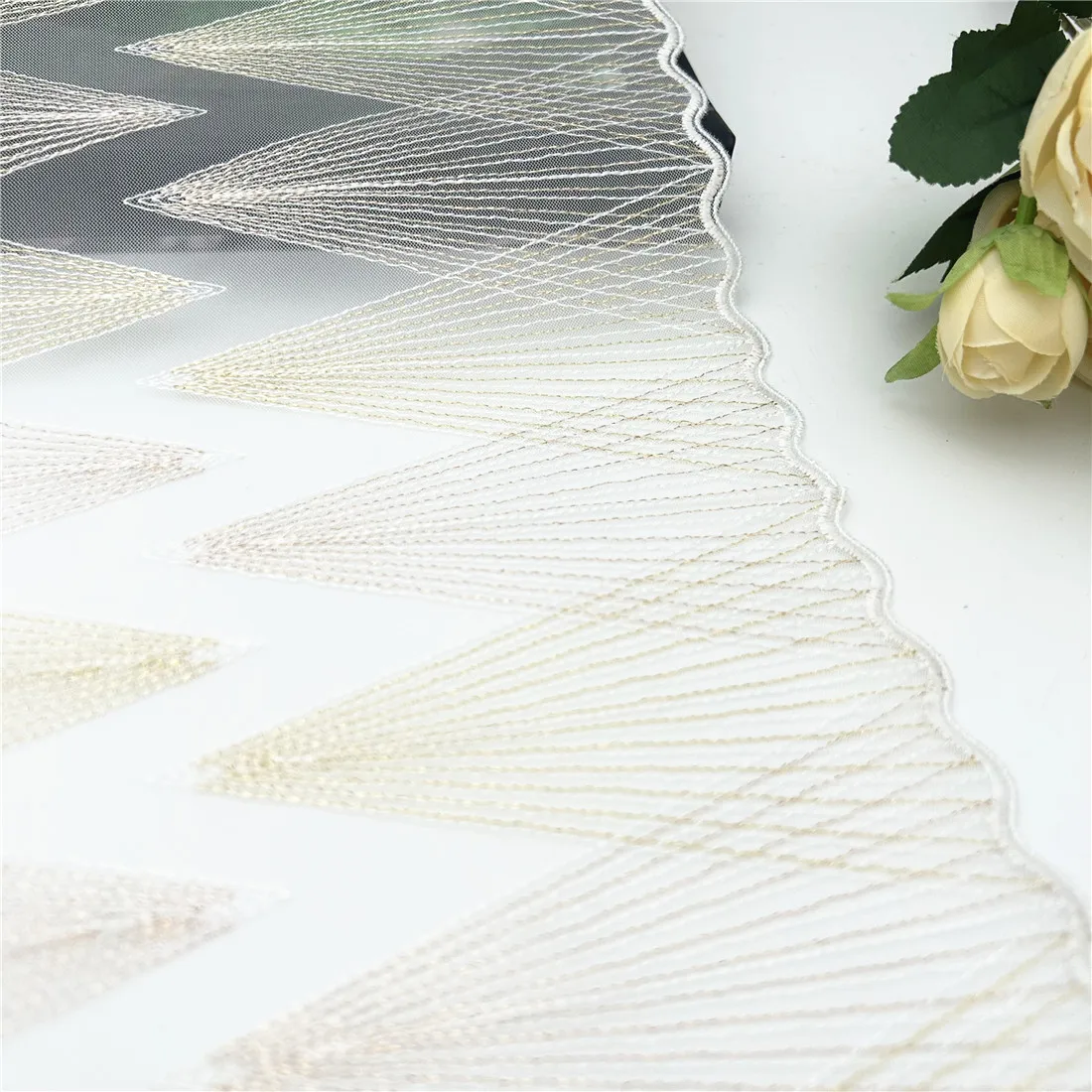 3y/lot Breite 22cm Weiß Glänzende Goldene Stickerei Spitzenborte Nicht-Elastisch Bekleidungszubehör Kleid Nähapplikation Kostümspitze – Detail 3