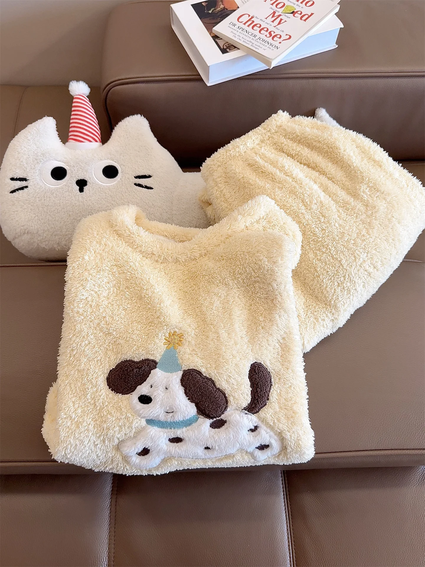 

Утепленная пижама с длинными рукавами из кораллового флиса с мультяшным рисунком собаки для девочек, домашняя одежда, теплая одежда для дома, подходит для прогулок на улице осенью