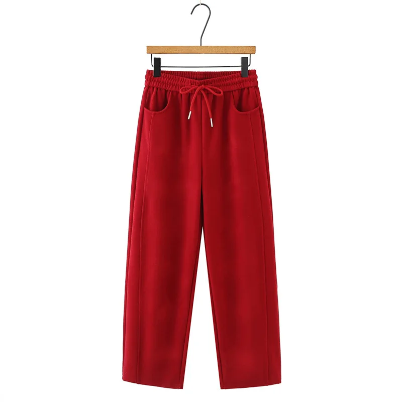 

Женские повседневные брюки больших размеров на весну 2026 года: прямые, с высокой талией, изогнутым низом и комфортной посадкой для повседневных образов