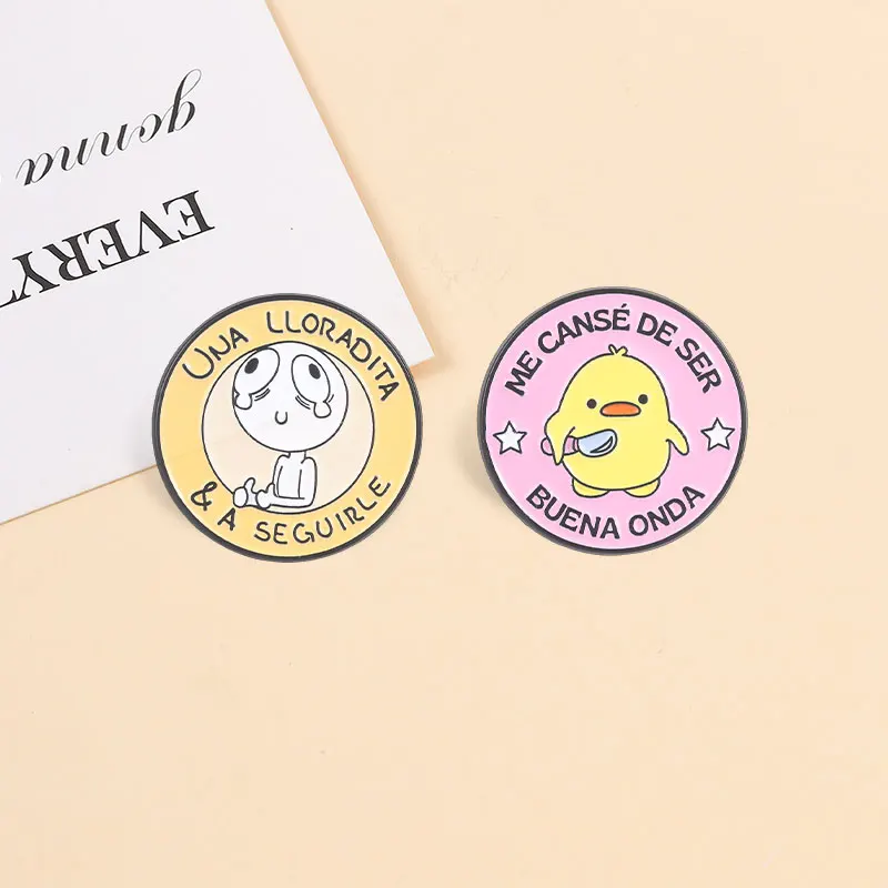 Una Lloradita & A Seguirle Stick Figure Crying Thumbs Up Emaille-Anstecknadel „Me Cansé De Ser Buena Onda“ Enten-Brosche Lustige Spanische Abzeichen – Detail 7