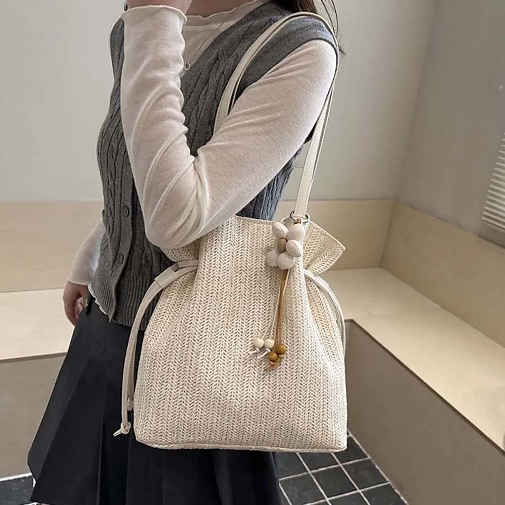 

Сумка-тоут из плетеной соломки с магнитной застежкой, большая вместимость, для поездок на работу, легкая, с цветочным кулоном