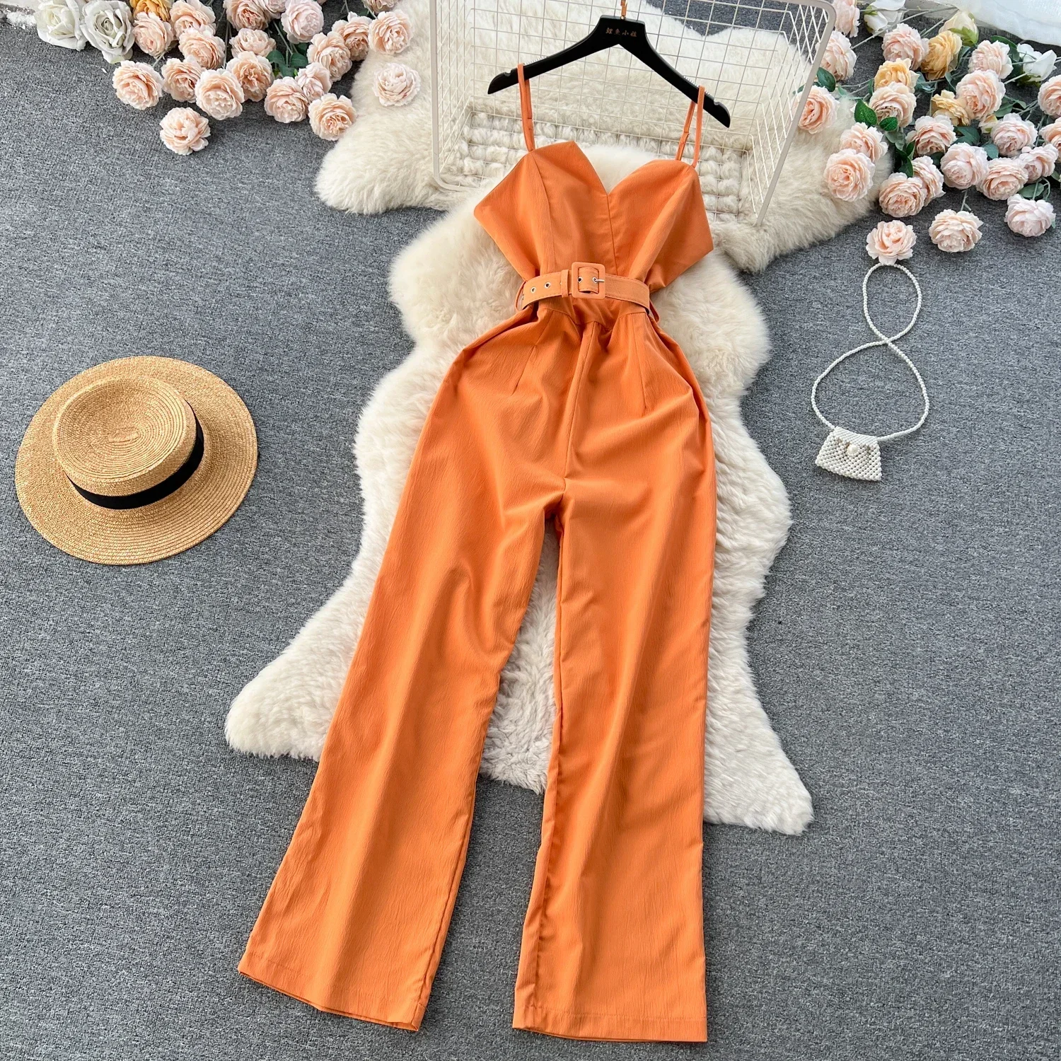 جمبسوت نسائي صيفي طويل بياقة على شكل V بدون أكمام وحزام تصميم فضفاض بأرجل واسعة موضة جديدة 2025 ملابس داخلية OL