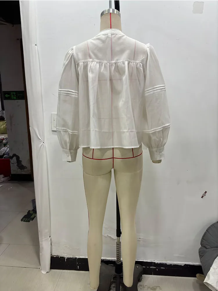 قمصان نسائية صيفية من الدانتيل بلوزات علوية موضة 2025 ذات ثنيات متينة ورقبة دائرية مطرزة ملابس نسائية أنيقة للشارع #4