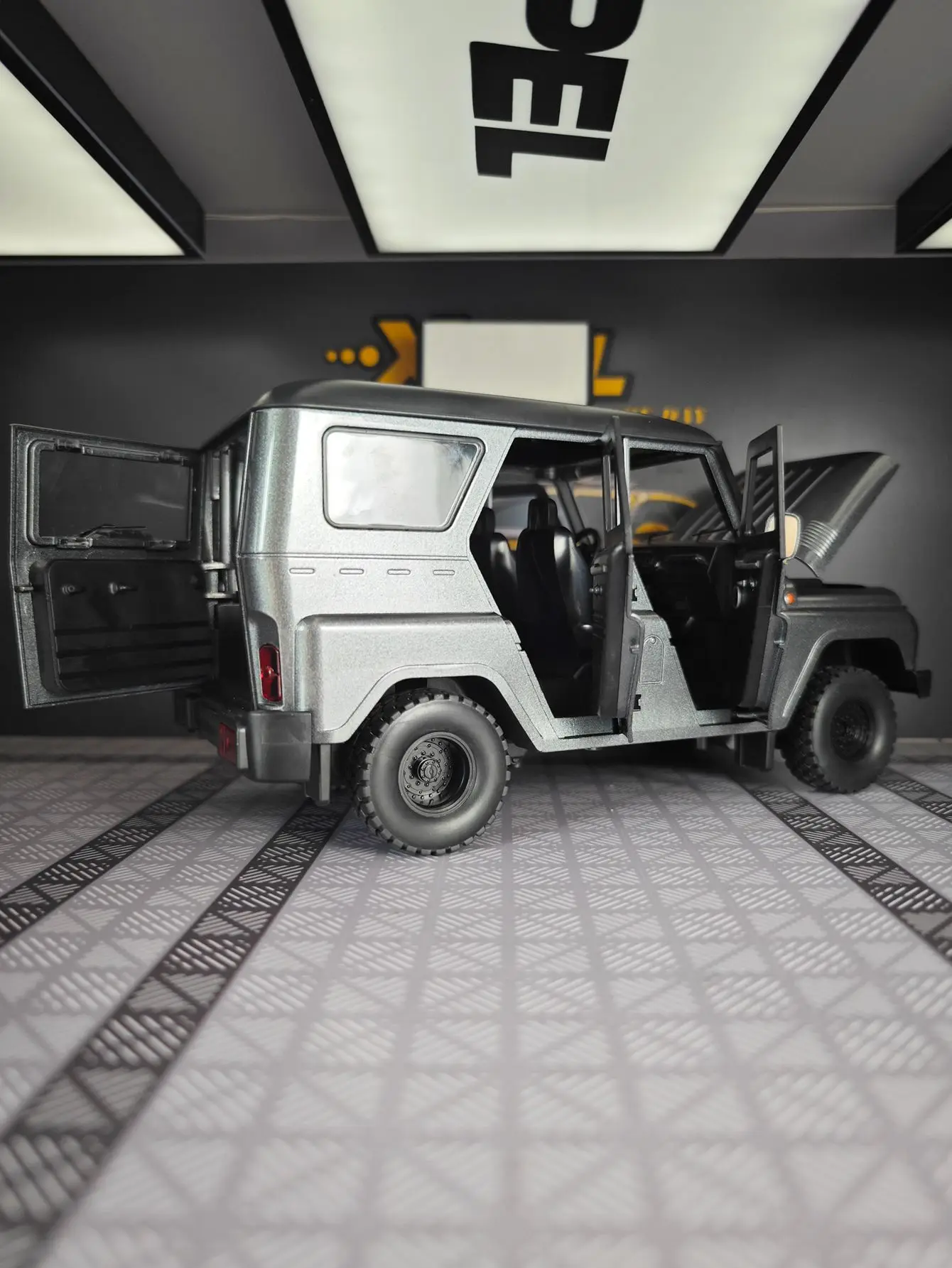 1:18 하드 코어 오프로드 차량 합금 자동차 모델 음향 광학 풀백 어린이 장난감 문과 후드 트렁크를 열 수 있습니다