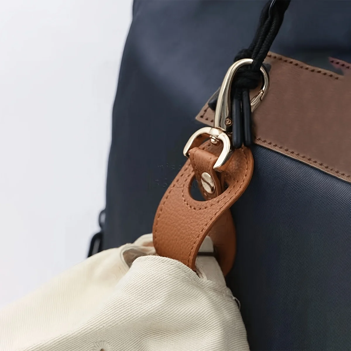 مشبك قبعة السفر - مصنوع من الجلد الصناعي المتين وسبائك الزنك، مما يضمن القبعات إلى حقائب الظهر والأمتعة، مثالي للسفر.