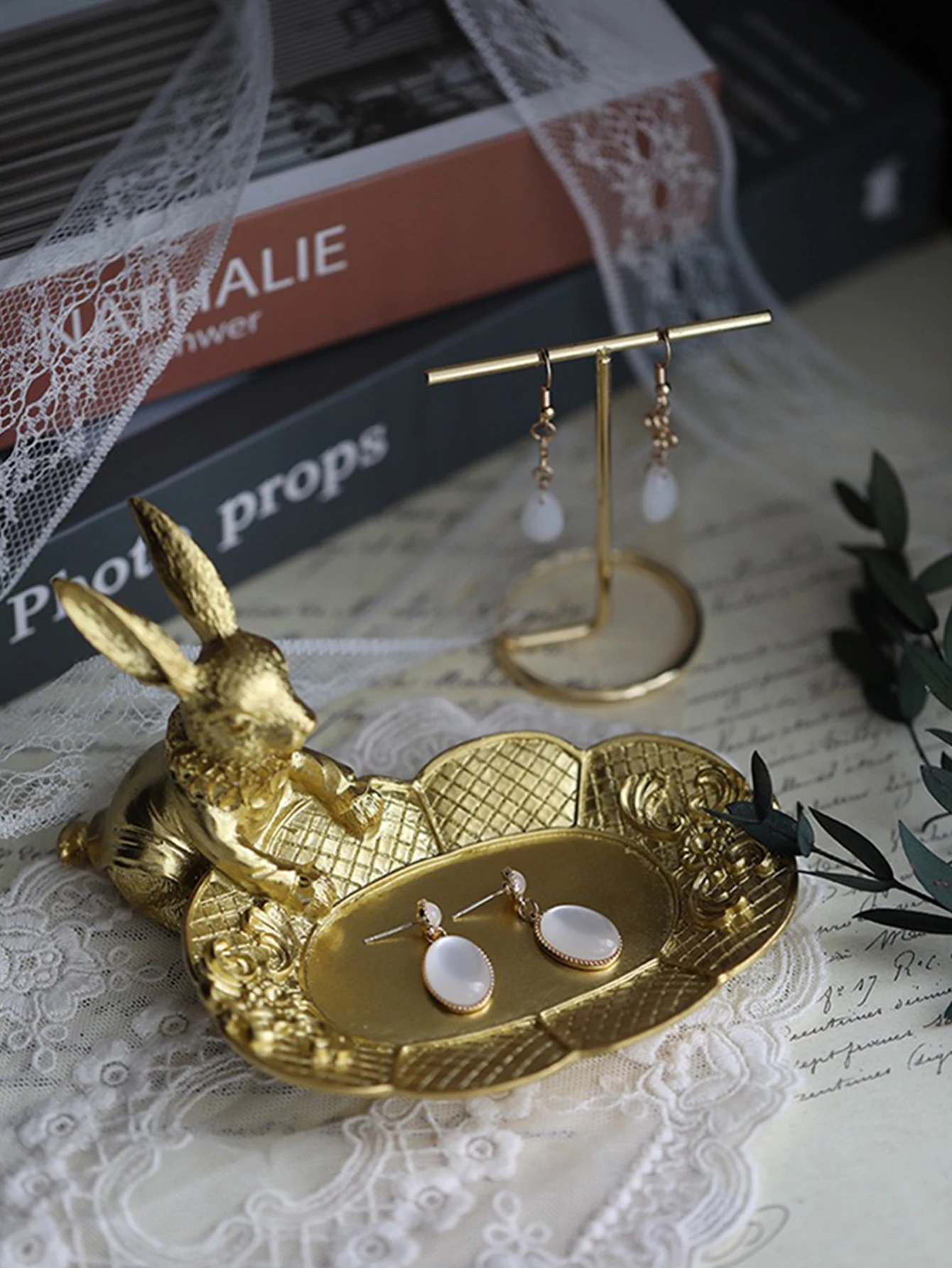 Cute Golden Bunny Figurine Jewelry Ring Tray Decorative Easter Rabbit Statue Resin Animal Sculpture Home Table Desk Ornament