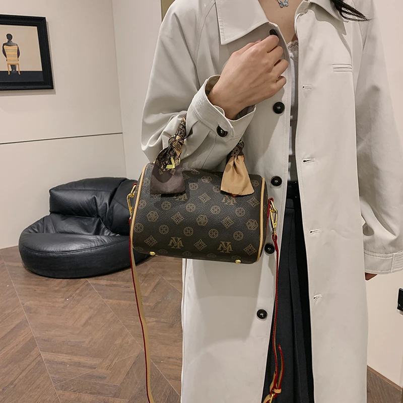 

Trendy Retro Messenger Purse - Unique Crossbody Bag with Distressed Leather Texture & Vintage Letter Logo Charm