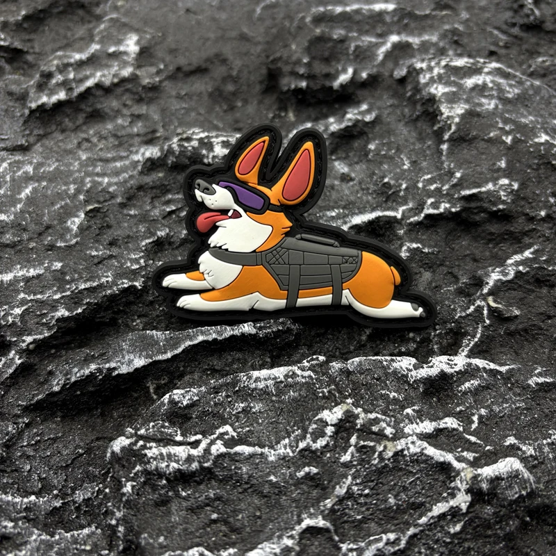 

Значок-нашивка из ПВХ для солнцезащитных очков Corgi с эффектом свечения в темноте, имеет застежку-липучку на спине, подходит для украшения сумок, рюкзаков, жилетов и одежды.