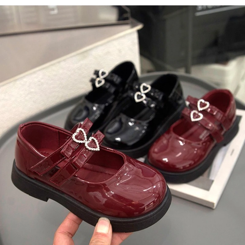 

Spring Autumn Girls Loafers Soft Soled Shoes Children Lacquered Leather Shoes Boy Performance Velcro Heart Rhinestones Kid Shoes