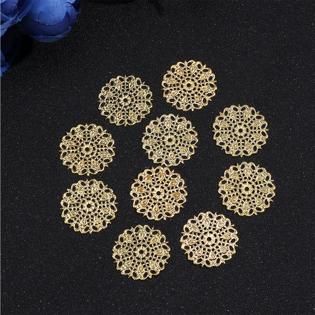 

30 Pcs Flower Hanging Pendant Charm Accessories DIY Jewelry Pendants Hollow Out Spacer Diy Charm Pendant Set Beads Gifts