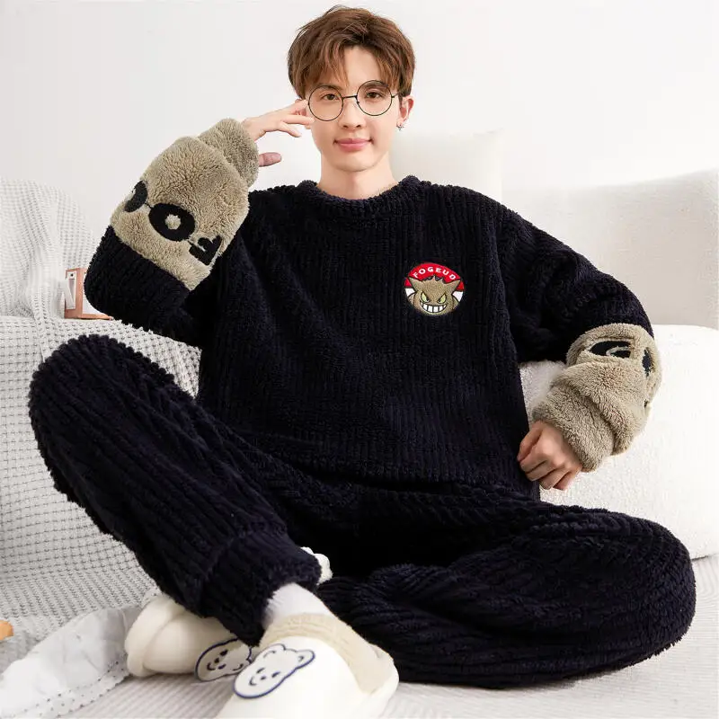 ชุดนอนผ้าฟลีซหนานุ่มลายโปเกมอน ปิกาจู เก็นการ์ สำหรับผู้ชาย ลายการ์ตูนอนิเมะ ให้ความอบอุ่นและหนา เหมาะสำหรับใส่ในบ้าน ของขวัญเทศกาล