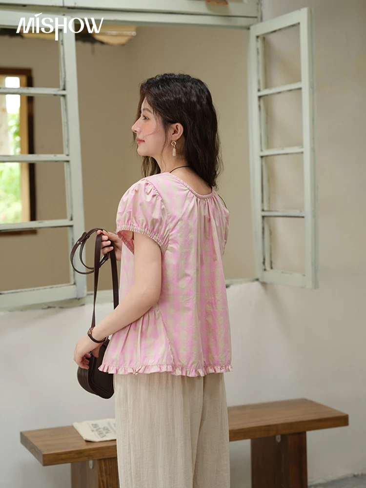 MISHOW Dames Bladerdeeg Mouw Geruite Knop Shirt 2025 Zomer Nieuwe Mode O-hals Houten Oor Casual Shirt Katoen Roze Top MXE39X1932