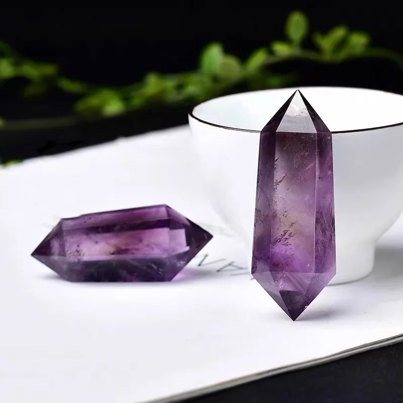 Cristal d'améthyste naturelle à double pointe, capable de guérir énergiquement, purifier et démagnétiser, idéal pour la méditation ou comme cadeau.