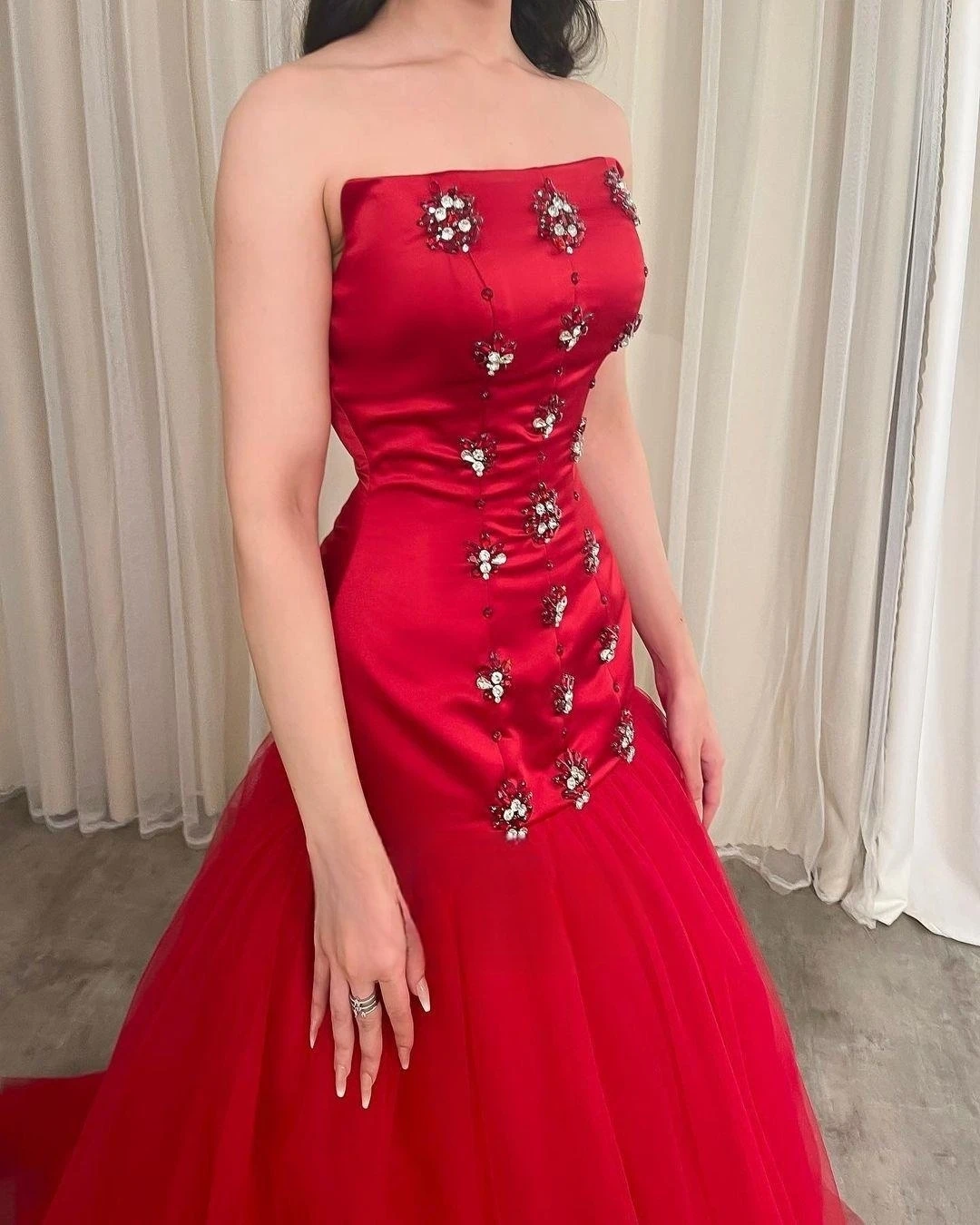 

Customized Red Ball Gowns Strapless Evening Gown Crystal Beaded Satin Tulle Floor Length Formal Occasion Bridal Party Dresses