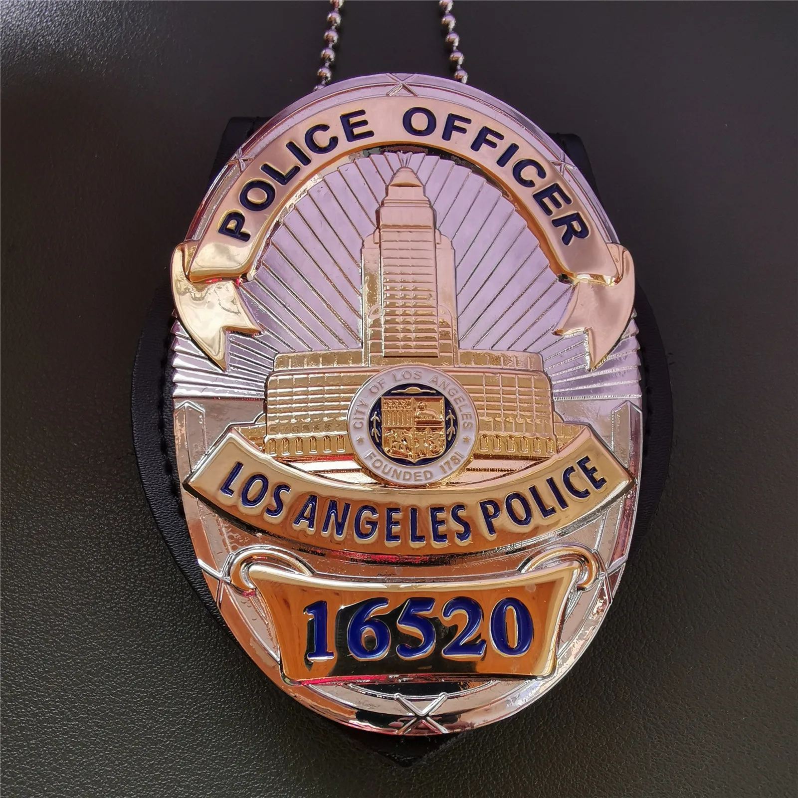 

American Los Angeles Metal badge NO.16520 accessories film and television props 1:1