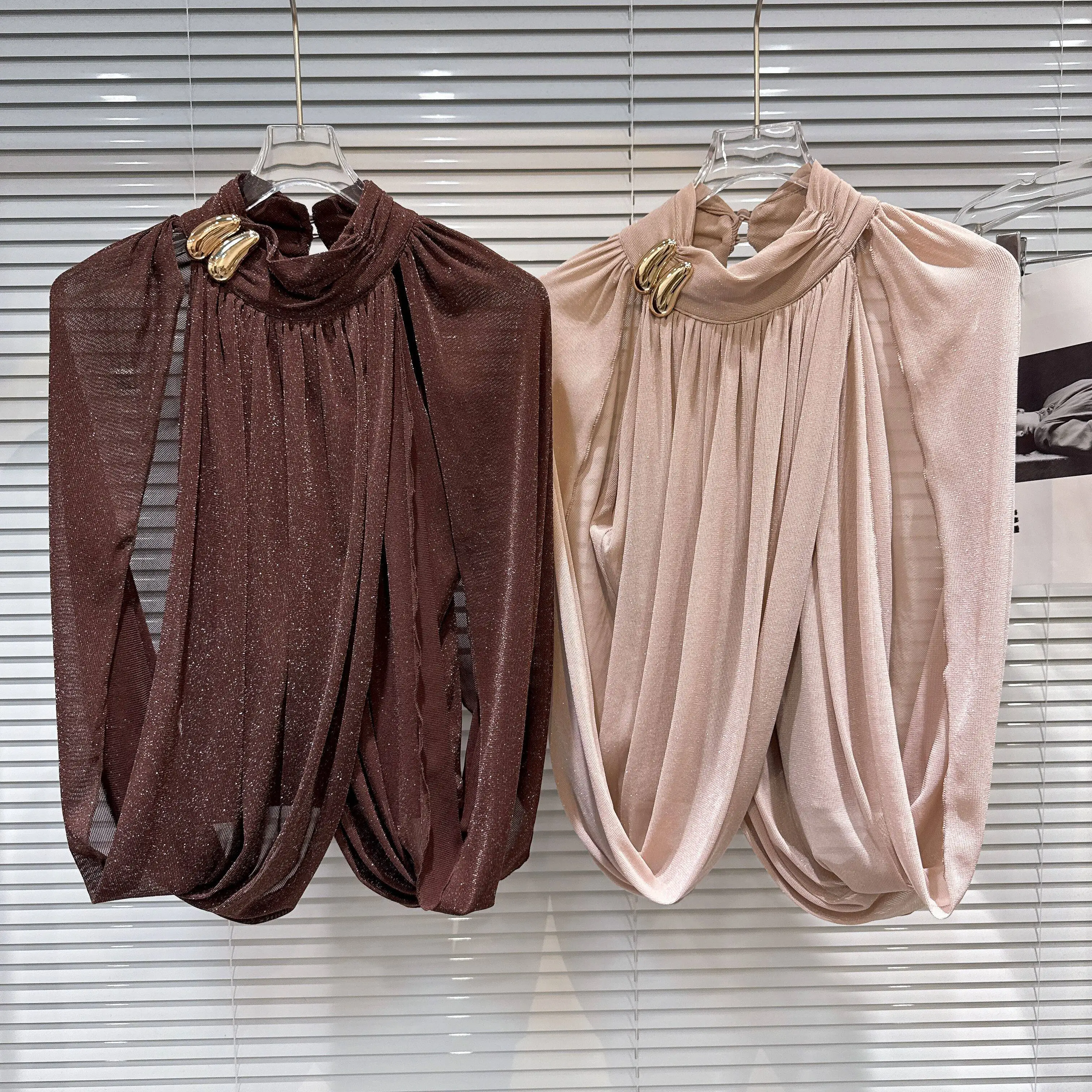 

Новинка Весны 2026: Шикарная и элегантная блузка из шифона свободного кроя с металлической пряжкой и дизайном в виде шали для женщин