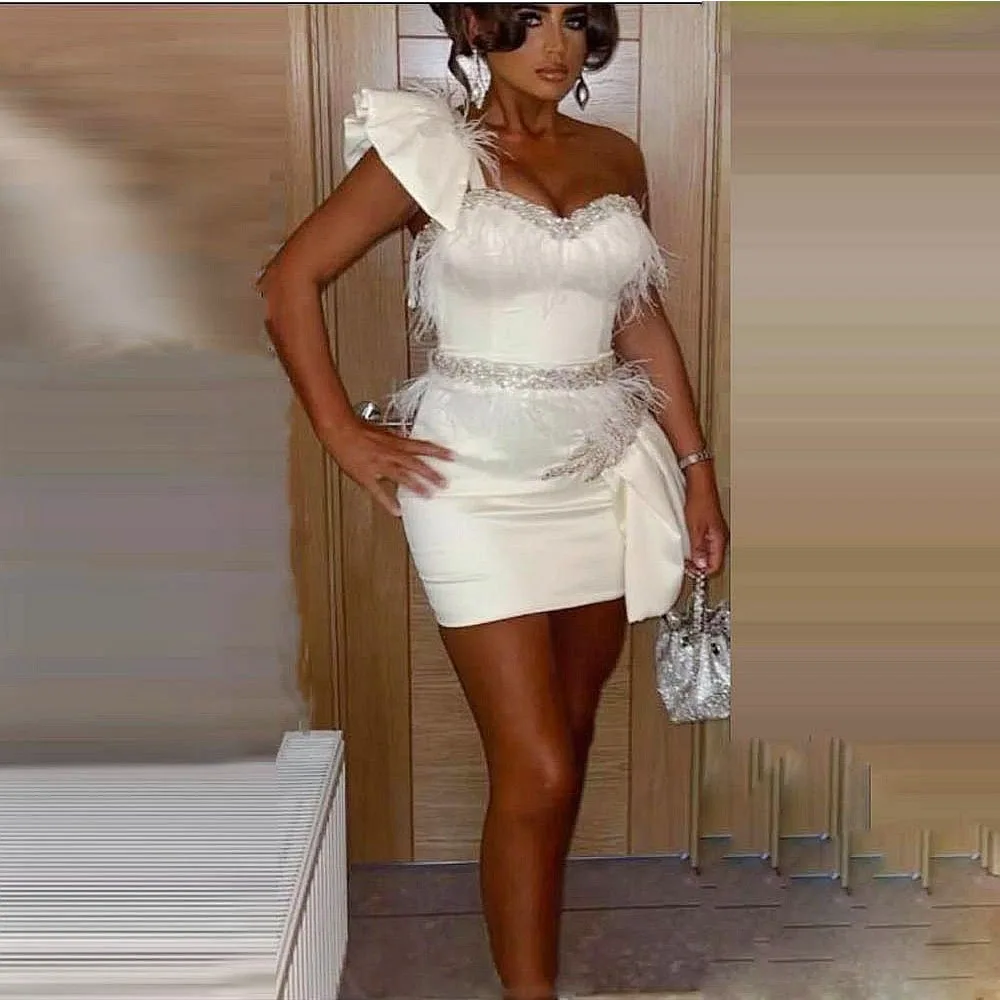 

Атласное коктейльное платье цвета слоновой кости на одно плечо, мини-короткое коктейльное платье-футляр без рукавов, вечернее платье с бисером и перьями