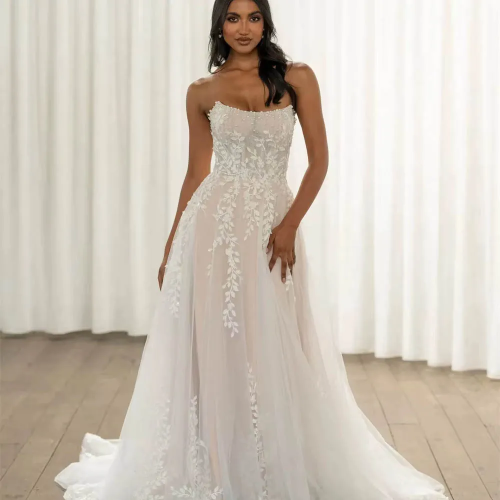 カスタマイズされたストラップレスのウェディングドレス女性のための花嫁のためのアップリケレース装飾ヌードアンダーレイチュールローブブライダルガウン