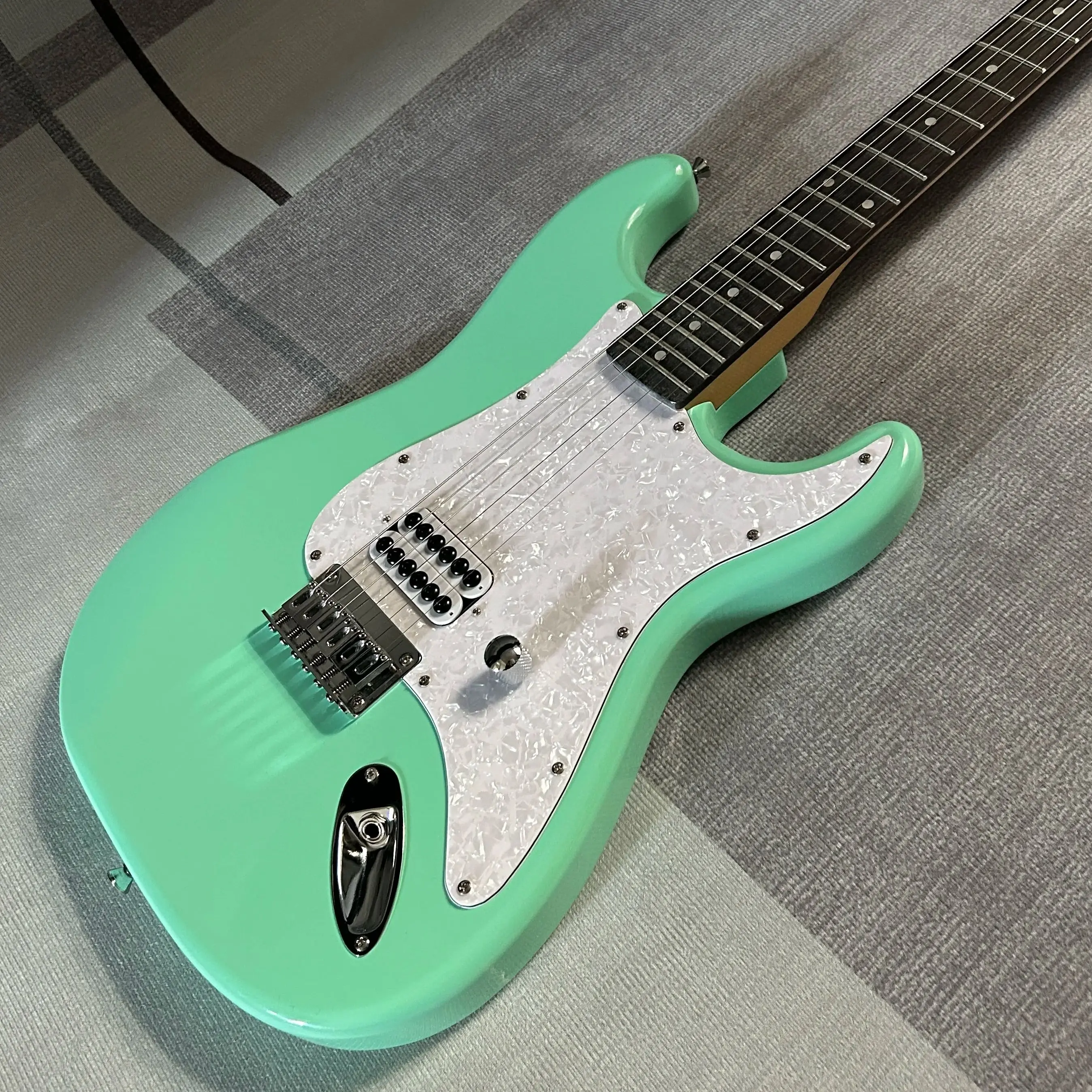 

Electric Guitars Green Version White Pearl Pickguard Rosewood Fingerboard Mahogany Body