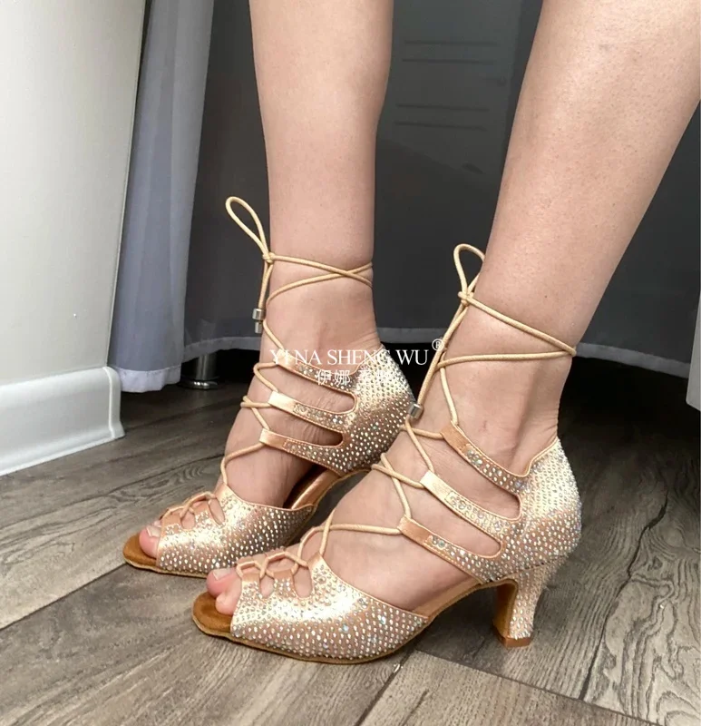 รองเท้าเต้นลาตินสำหรับผู้หญิง ผ้าซาตินสีเนื้อ ประดับคริสตัลขนาดใหญ่และเล็ก รองเท้าเต้นรำส้นบาน 9 ซม. สำหรับเท้าแคบ ปรับขนาดได้