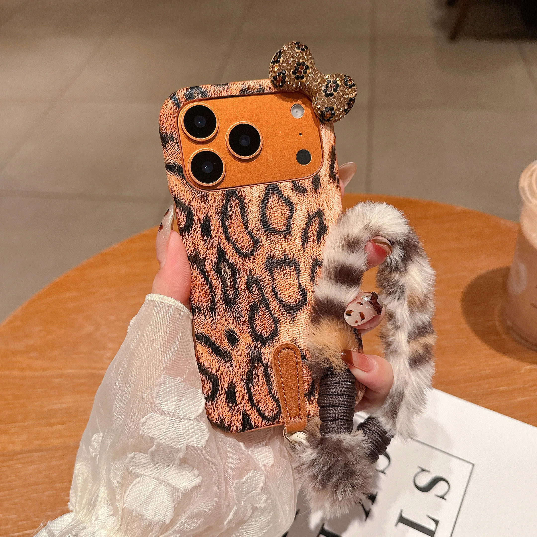 حافظة هاتف جديدة بفيونكة الفهد لعام 2025 مع حزام ليوبارد من القطيفة - غطاء من البولي يوريثان الناعم المقاوم للصدمات لهاتف iPhone 17 PRO/PROMAX #1