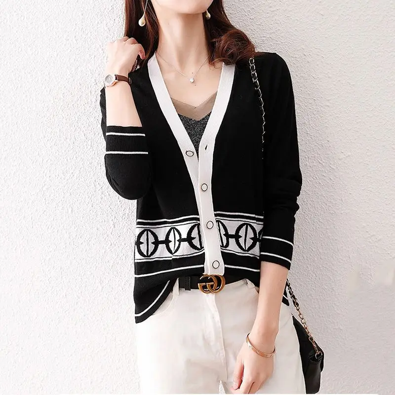 Knitted Cardigan Color Blocked Embroidery Spring Autumn V-neck Thin Korean Fashion Popular Item Women\'s Outerwear Meat Covering