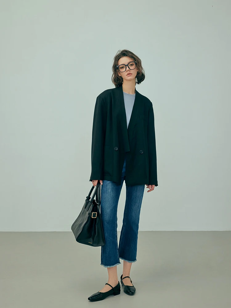 滑らかで快適なアセテート素材のタキシードジャケット、ドレープのある襟なしデザイン、レディース通勤スタイル、長袖、Vネック、レギュラー丈、無地