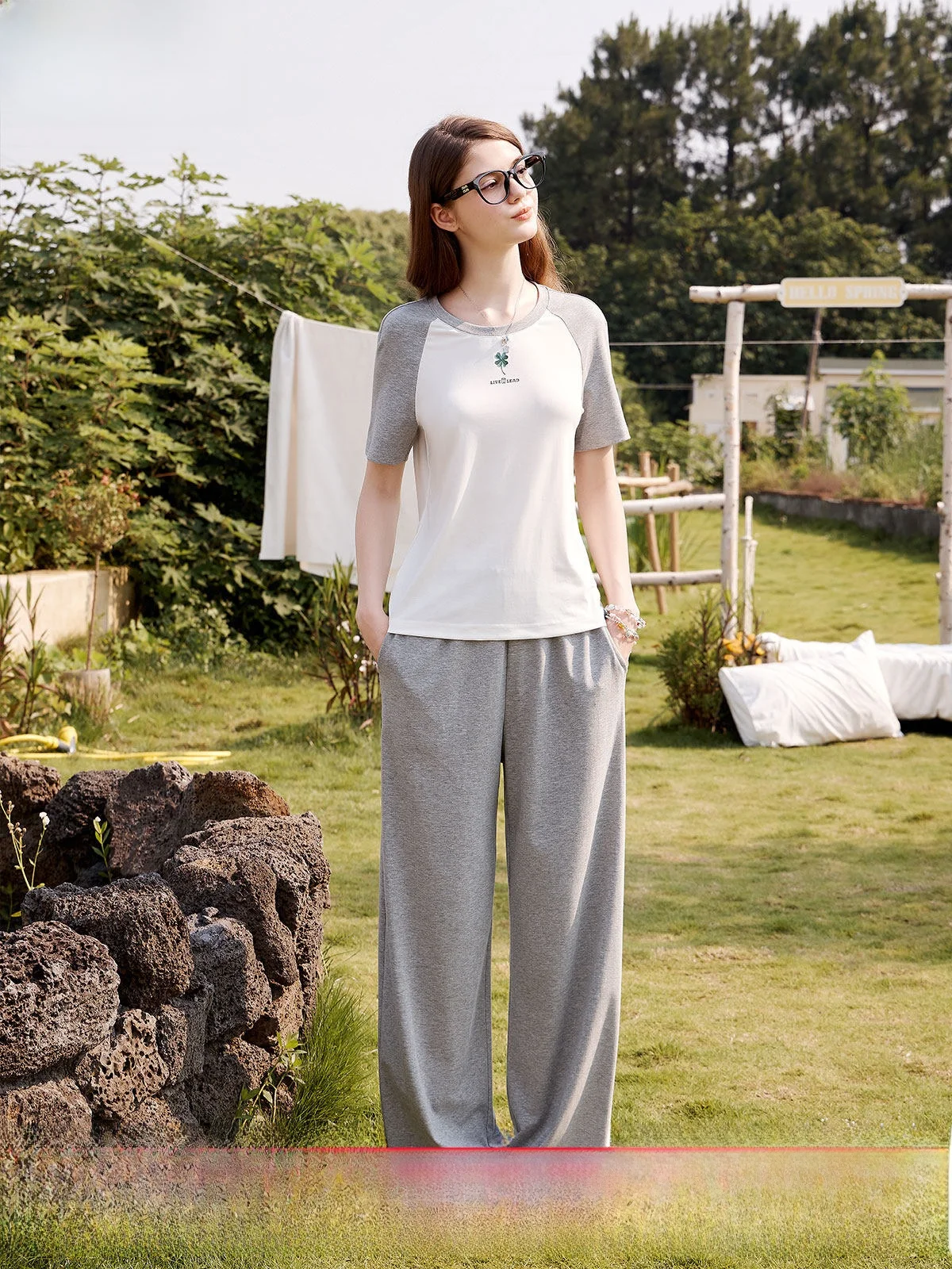 

LIVETOLEAD Summer Lazy Person's Set Lightweight Breathable Knitted Splice Sports T-shirt And Pants Fashionable Two-Piece Suit