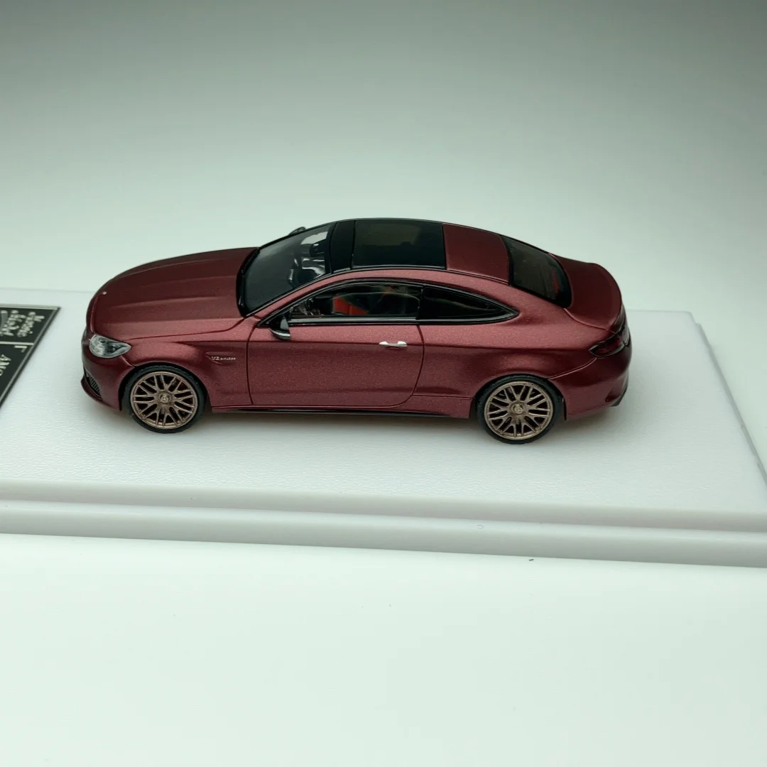 

Модель Howie Model HM 1:64 MB C63s W205 Coupe, матовый красный цвет, литая модель автомобиля, ограниченная серия, из сплава.
