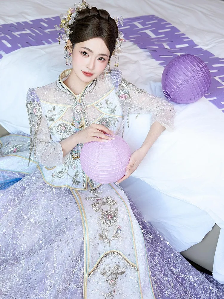 ชุดแต่งงานปักลายหนักสไตล์จีนสีม่วงแบบใหม่ พร้อมมงกุฎรูปนกฟูและสีชมพูอมชมพู