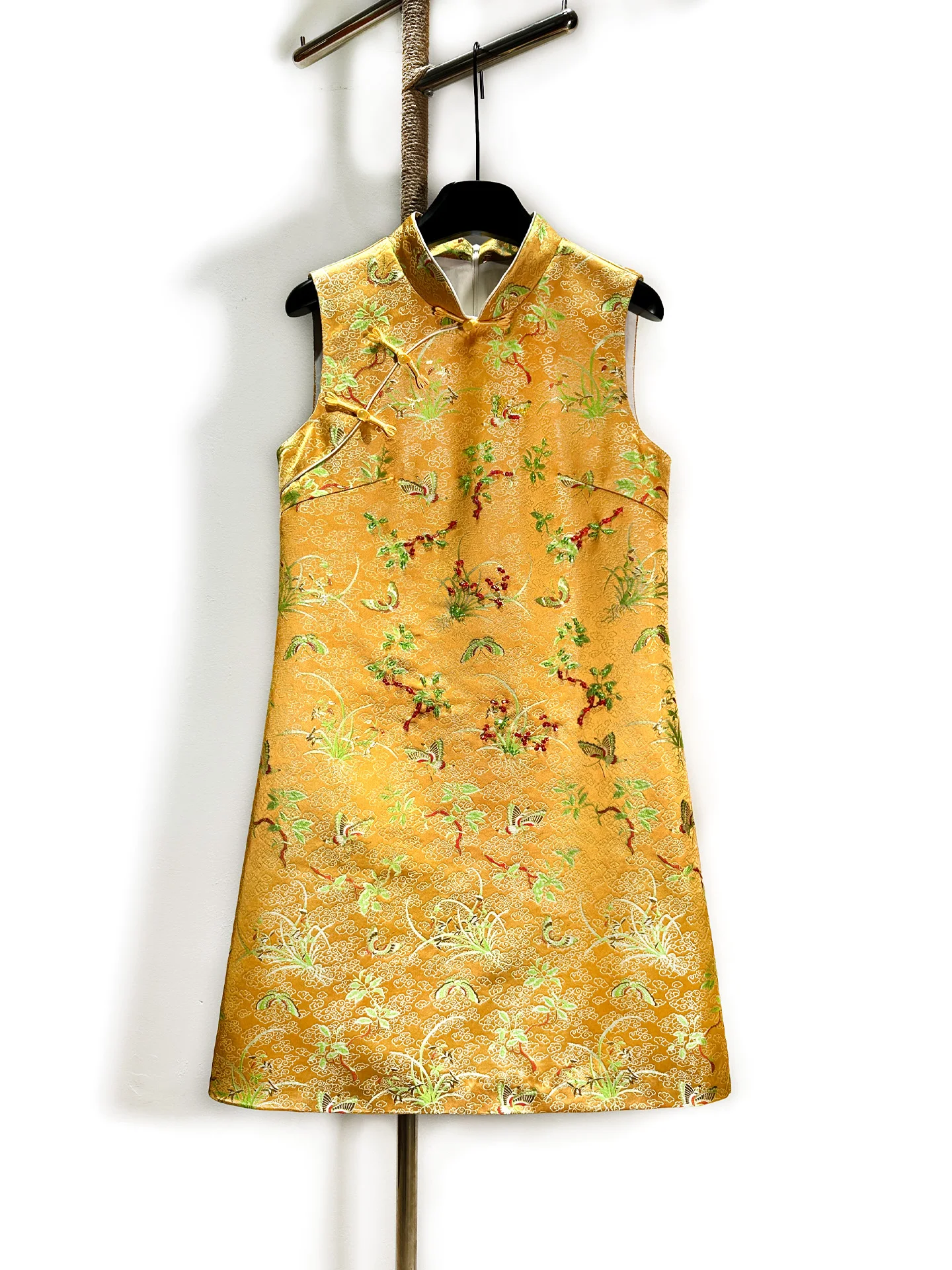 

Elegant Daily Wear Chinese Style Short Qipao Women's Dress Luxury Gold Embroidery Heavy Beading Improved Version New 2026