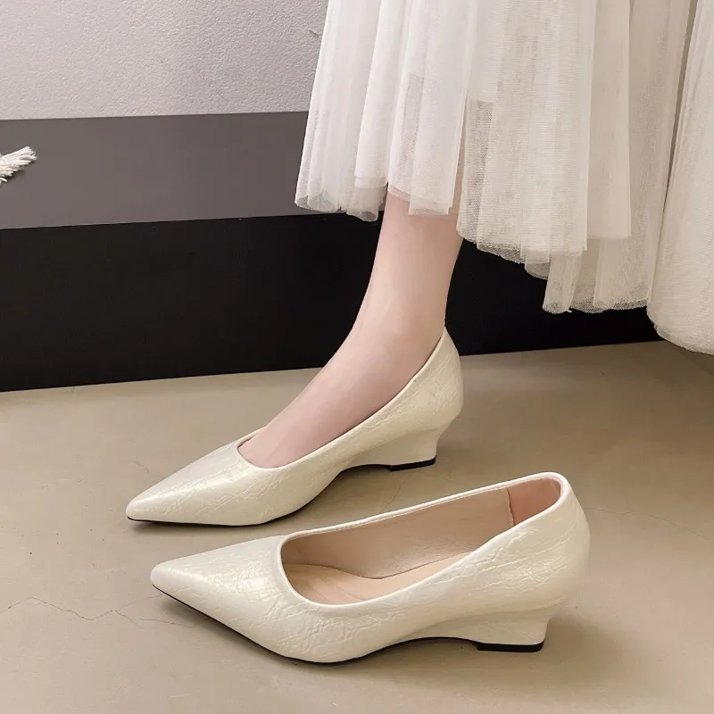 

Fashionable women's retro high-heeled shoes Summer new style pointed design, casual one-piece low-top wedge sandals, size 35-42