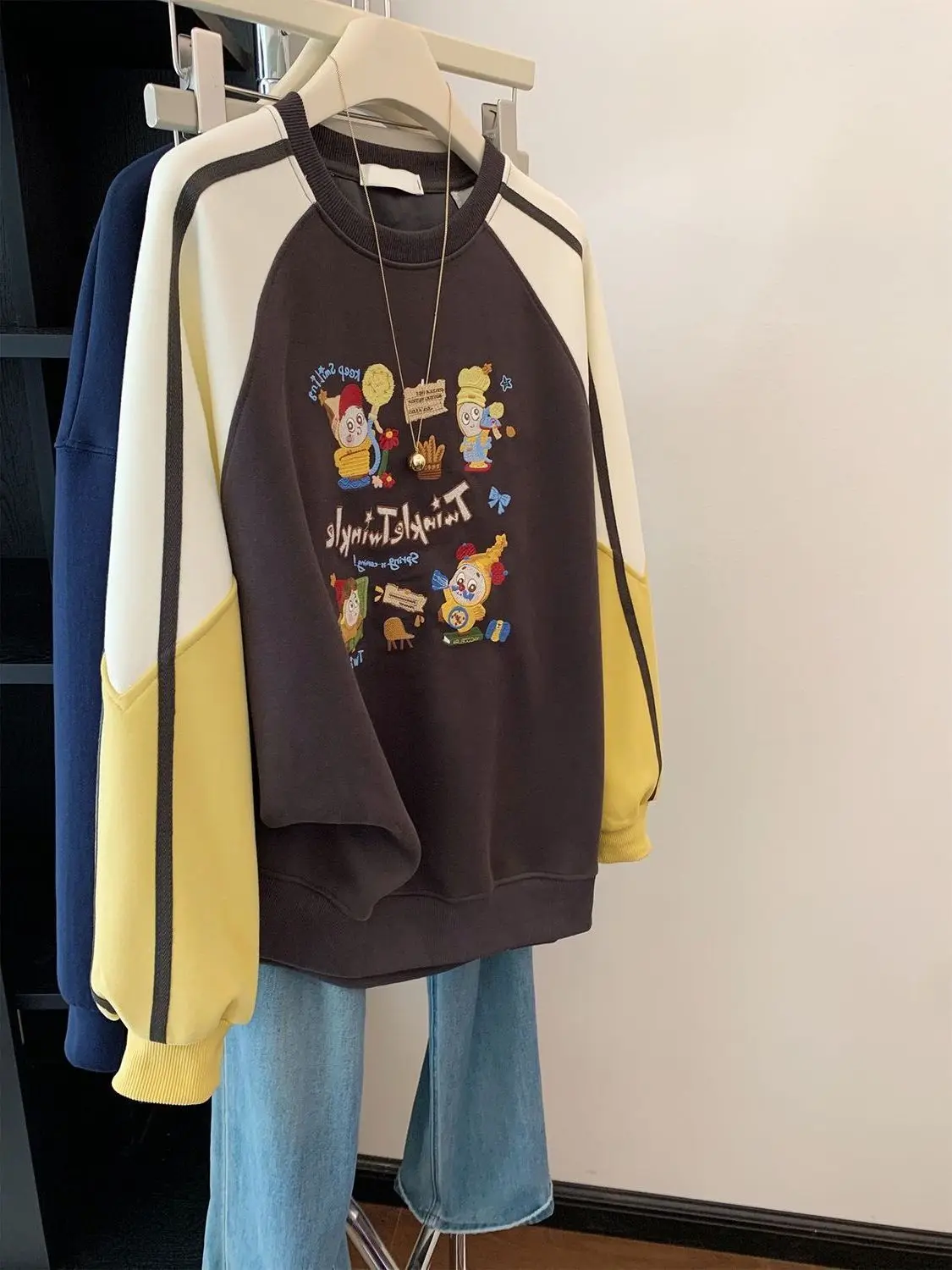 

Модная толстовка с мультяшным принтом и цветными блоками, свободного кроя, с круглым вырезом, длинными рукавами, для мужчин и женщин, весна-осень, в стиле кэжуал.