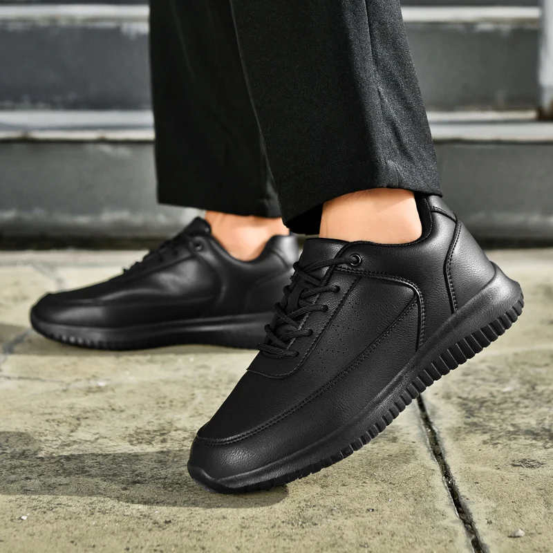 Chef shoes four seasons new soft sole non-slip waterproof oil-proof kitchen work shoes men\'s plus size casual light sports shoes