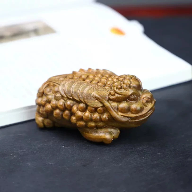 YZ337 - 8 x 4.8 x 3.8 CM Green Sandalwood Carved Figurine - 3-Leg Wealthy Toad