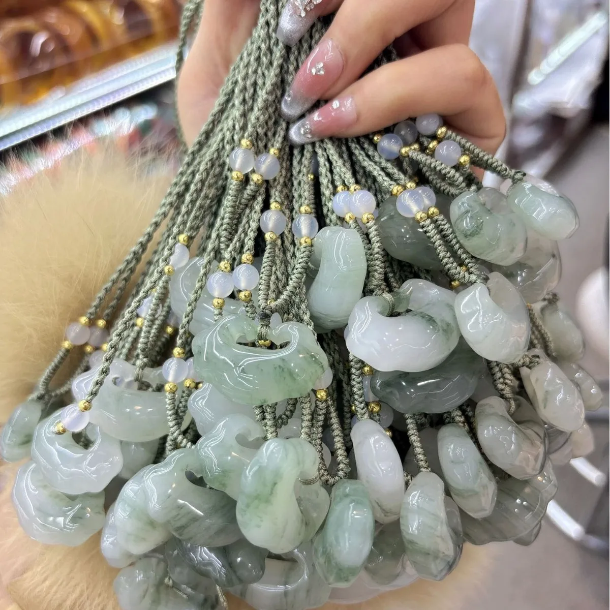 

Xinjiang Tianshan Cuixiangyun Ruyi Lock Men's and Women's Jade Pendant Pendant Send Rope