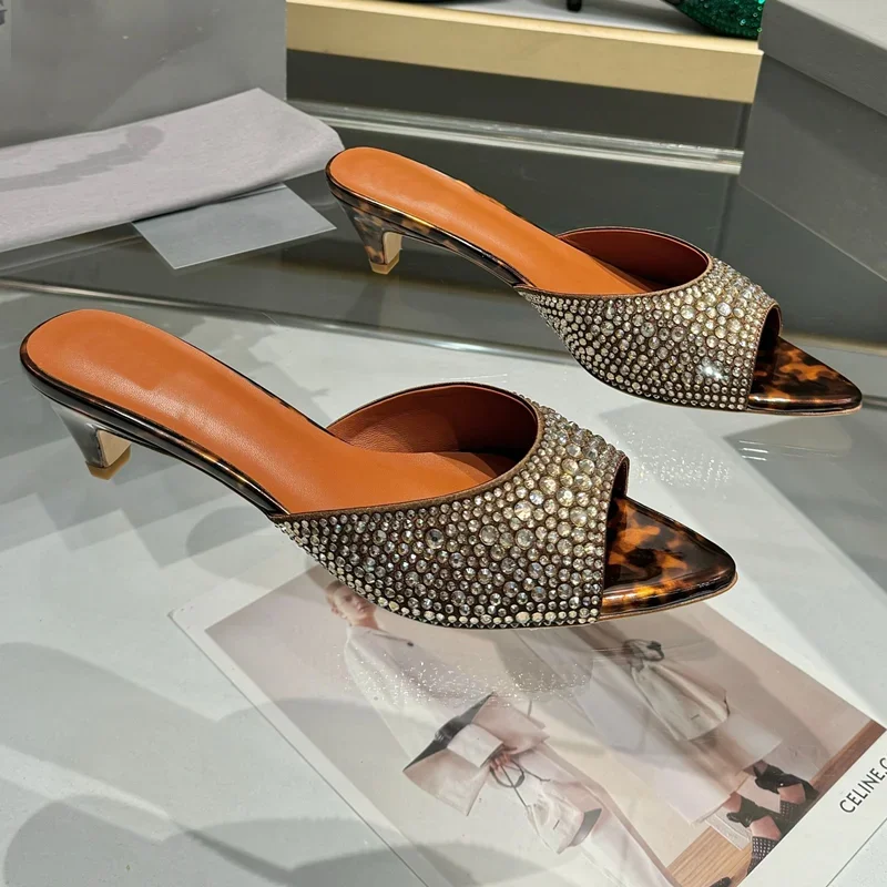 

Блестящие леопардовые тапочки с кристаллами, пикантные шлепанцы с острым носком, разноцветные без шнуровки, Новое поступление, модная женская современная обувь