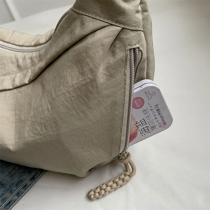 Freizeit-Umhängetasche mit großem Fassungsvermögen, vielseitig einsetzbar und Nischendesign, Nylon-Umhängetasche, Briefträgertasche für Studenten – Detail 7