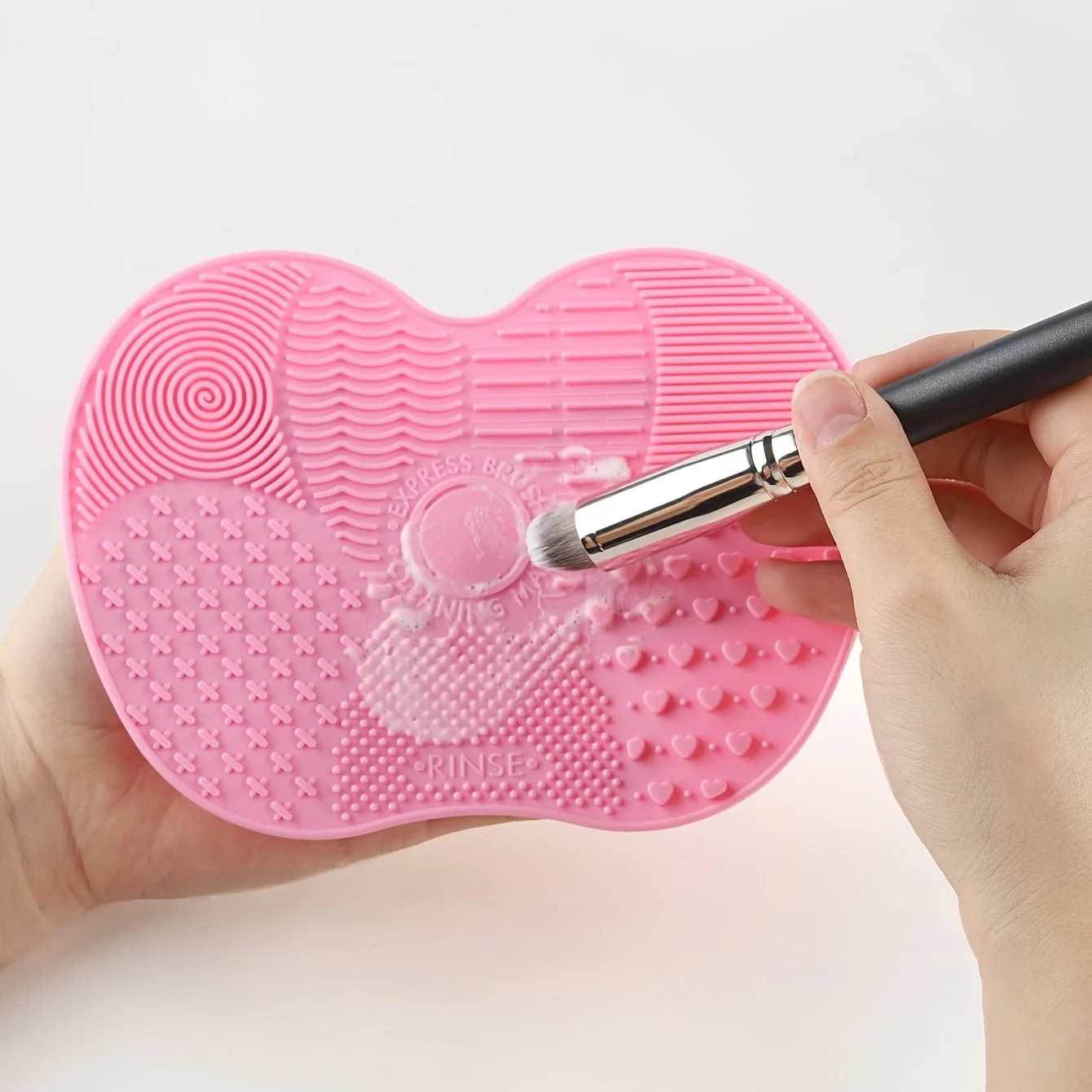 Single-Pack Silicone Apple-Shaped Makeup Brush Cleaning Pad With Suction Cup. Cleans Makeup Tools And Is Reusable