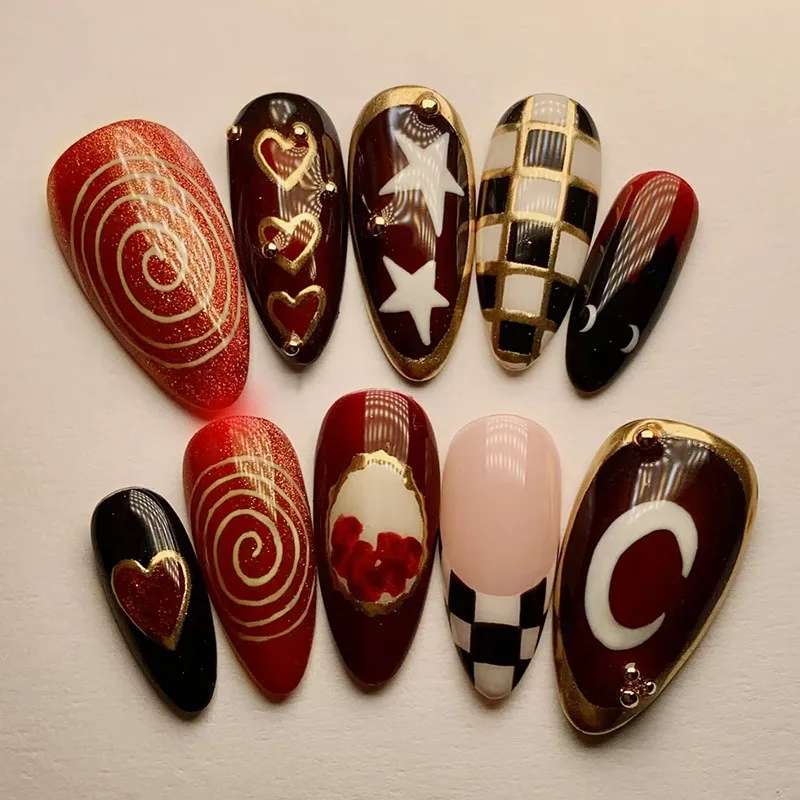 24 Stück braun kariertes goldenes Whirl-Herz-Mandel-Nägel zum Aufdrücken, süße coole schwarze Mond-Sterne, französische künstliche Nägel für Frauen, Ins Nagelspitzen