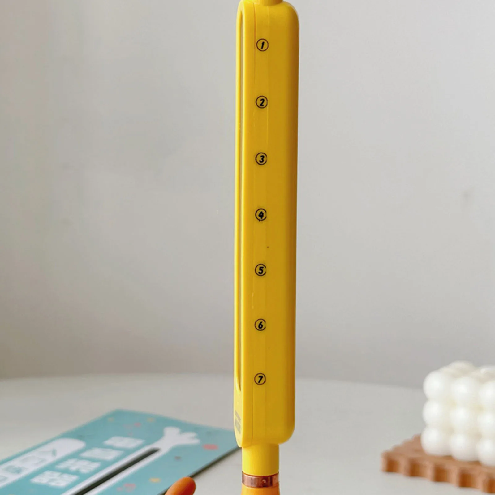Baby-Xylophon-Sticks. Das ist ein magisches Musikspielzeug. Ein elektronisches Instrument, das eine wundervolle Xylophonmusik für Kinder erzeugt werden kann